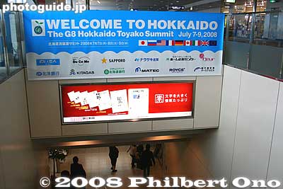New Chitose Airport, another Welcome sign as we head for the baggage claim area.
Keywords: hokkaido new chitose airport G8 toyako summit deplane welcome sign