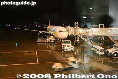 Ze plane...
Keywords: hokkaido new chitose airport terminal plane jet