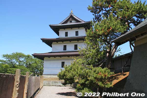 After the Edo Period, much of Matsumae Castle was dismantled except for the main tower which was a National Treasure. Unfortunately, the main tower caught fire from embers from the burning Matsumae Town Hall nearby in 1949.
Keywords: hokkaido matsumae castle