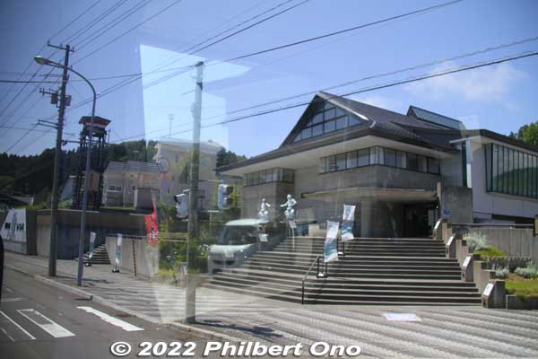 Approaching  Yokozuna Chiyonoyama and Chiyonofuji Memorial Hall.
From JR Kikkonai Station, take a bus to Matsumae and get off at Fukushima bus stop. Takes alomst an hour. Open 9 am–5 pm. Admission ¥500. Cloeed Dec. 1 to March 15. [url]https://be-happy-fukushima.com/attractions/yokozuna-kinenkan/[/url]
Keywords: hokkaido matsumae sumo museum Yokozuna Chiyonoyama Chiyonofuji