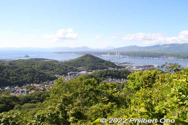 Looking northward toward Uchiura Bay from Mt. Sokuryo. The small island is Daikokujima.
Keywords: Hokkaido Muroran Sokuryo