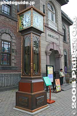 Clock in front of the Otaru Orgel-do (Otaru Music Box Hall)
Keywords: hokkaido otaru historic buildings old architecture