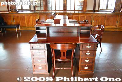 Reconstructed office desk and chairs of the period. You can even sit in the chair.
Keywords: hokkaido otaru Nippon Yusen Kaisha NYK Lines