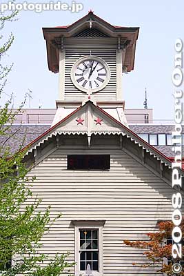 The clock inside the tower is Japan's oldest. The gears and other main parts are also still the original ones. Thanks to excellent care and maintenance, the clock has come this far.
Keywords: hokkaido sapporo clock tower important cultural property historic building