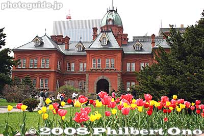 Tulips also give a colorful touch to the grounds. In 1968, the building was restored to its original state, and it has been preserved since then. It has an American Neo-baroque style.
Keywords: hokkaido sapporo government historic building red brick akarenga capitol important cultural property tulips flowers