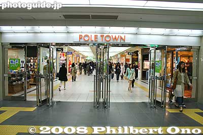 Entrance to Pole Town, an underground passage and shopping arcade between Odori Station and Susukino.
Keywords: hokkaido sapporo ekimae-dori road street