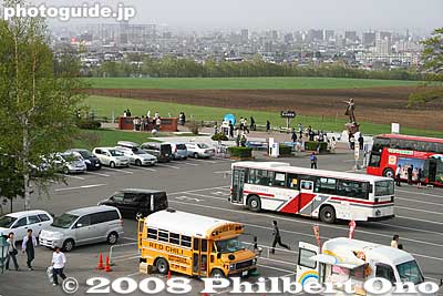 Hitsujigaoka Observation Hill is accessible by a 10-min. bus ride from Fukuzumi Station (Toho subway line). See the famous statue of William Clark on the fringe beyond the parking lot.
Keywords: hokkaido sapporo Hitsujigaoka Observation Hill