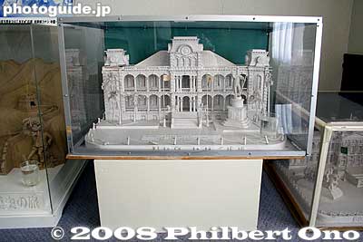 Scale model of Hawaii's Iolani Palace made of wood, painted white. Built for the 33rd Sapporo Snow Festival in 1982.
Keywords: hokkaido sapporo Hitsujigaoka Observation Hill snow festival museum