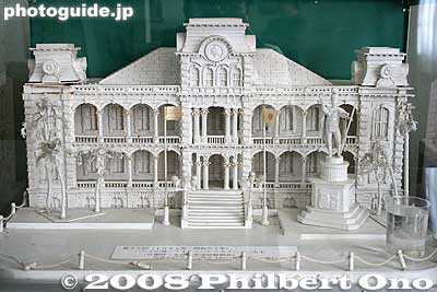 Scale model of the Iolani Palace made of wood, painted white. Built for the 33rd Sapporo Snow Festival in 1982. The palace is in Honolulu, Hawaii, built by King David Kalakaua in 1882.
Keywords: hokkaido sapporo Hitsujigaoka Observation Hill snow festival museum sculpture