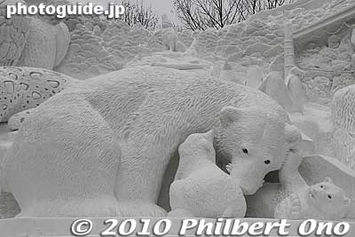 Bear and cubs
Keywords: hokkaido sapporo snow festival ice sculptures 