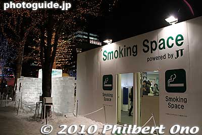 Smoking was prohibited while walking at the festival site, so these smoking stations were provided.
Keywords: hokkaido sapporo snow festival ice sculptures 