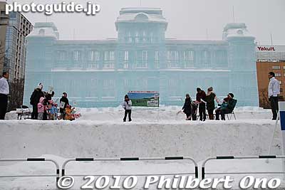 A flag-raising game held in front of the ice sculpture. The Iolani Palace ice sculpture is 16 meters wide and 8 meters high. It was built with 700 large blocks of ice weighing 135 kg (298 lb.) each.
Keywords: hokkaido sapporo snow festival ice sculptures 