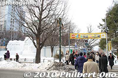 Crossing the road to 6-chome. 6丁目
Keywords: hokkaido sapporo snow festival ice sculptures 