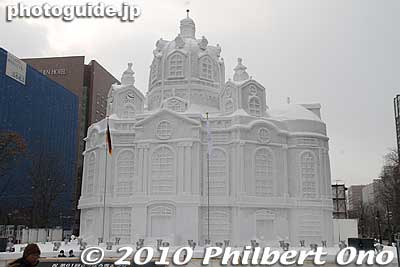 German Square's main snow sculpture was this Dresdner Frauenkirche, a Lutheran Church in Dresden, Germany. フラウエン教会
Keywords: hokkaido sapporo snow festival ice sculptures 