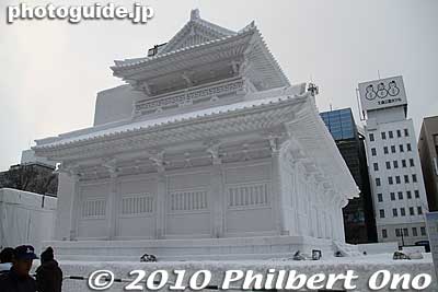 Side view of Baekje Royal Palace snow sculpture.
Keywords: hokkaido sapporo snow festival ice sculptures statue 