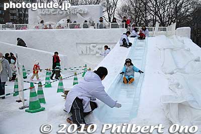 Ice slides for kids.
Keywords: hokkaido sapporo snow festival ice sculptures statue 
