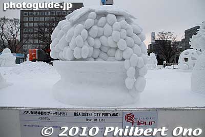 Bowl of Life by USA (Portland, Oregon, Sapporo's sister city).
Keywords: hokkaido sapporo snow festival sculptures statue 