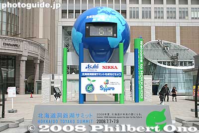 Also on the south side of Sapporo Station is this countdown display for the G8 Hokkaido Toyako Summit to be held in early July 2008.
Keywords: hokkaido sapporo train station