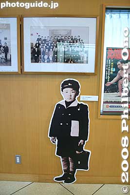 Little Kitanoumi. He was born in May 1953 in Sobetsu-cho town which includes the eastern shore of Lake Toya (Toyako). At age 13, he moved to Tokyo and entered the Mihogaseki Stable.
Keywords: hokkaido sobetsu-cho yokozuna kitanoumi sumo museum history
