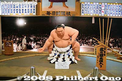 The mannequin is a slightly larger-than-life likeness of Yokozuna Kitanoumi performing the Yokozuna Dohyo-iri (ring-entering ceremony). Yokozuna Kitanoumi Memorial Hall, Sobetsu, Hokkaido
Keywords: hokkaido sobetsu-cho yokozuna kitanoumi sumo museum history japansumo
