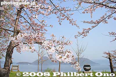 Sculpture: 中井延也「シグナル」
　　
Keywords: hokkaido sobetsu-cho toyako lake toya cherry blossoms nakajima islands flowers spring trees sculpture