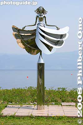Sculpture in Toyako Enchi Park: Ripple Dance, by 関　正司「漣舞・リップル・ダンス」
Keywords: hokkaido sobetsu-cho toyako lake toya nakajima islands sculpture