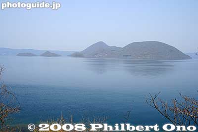 View of Nakajima islands from eastern Lake Toya.
Keywords: hokkaido sobetsu-cho toyako lake toya nakajima islands