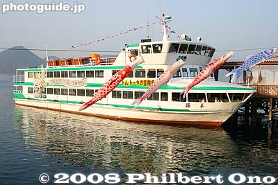 Another cruise boat. The cruise boats leave every 30 min. from 8 am to 4:30 pm during April-Oct. During Nov.-April, it operates every hour from 9 am to 4 pm.
Keywords: hokkaido toyako-cho toyako onsen lake toya boat cruise pier dock
