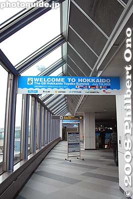 New Chitose Airport, another welcome sign as we head for the baggage claim area.
Keywords: hokkaido new chitose airport terminal G8 toyako summit welcome sign