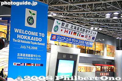 Inside New Chitose Airport's Central Plaza, more G8 Hokkaido Toyako Summit welcome signs.
Keywords: hokkaido new chitose airport terminal G8 toyako summit welcome sign