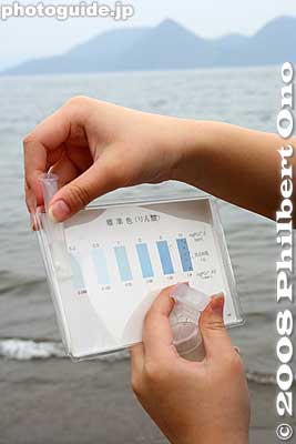 Color charts are used to assess the water quality. This is for phosphoric acid.
Keywords: hokkaido toyako-cho lake toya toya high school students water samples