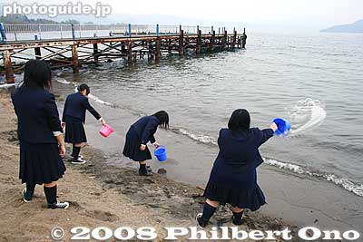 After the water testing is done, they throw back the water into the lake.
Keywords: hokkaido toyako-cho lake toya toya high school students water samples