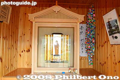The Ukimido houses a small statue of Prince Shotoku Taishi. Inside, it still looks quite new.
Keywords: hokkaido toyako-cho lake toya ukimido temple pagoda