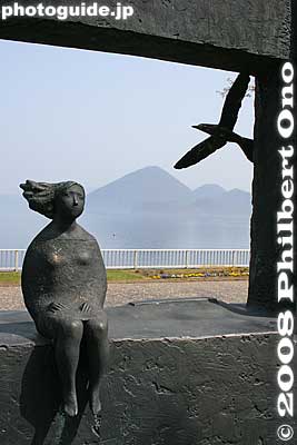 Sculpture: Traveling Person, by Yoshiro Mineta 峯田　義郎「旅ひとり」
Keywords: hokkaido toyako-cho onsen spa hot spring lake toya sculpture