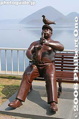 Sculpture: At the Lake, by Akihiko Kurokawa. Perhaps the most humorous sculpture.
Keywords: hokkaido toyako-cho onsen spa hot spring lake toya sculpture