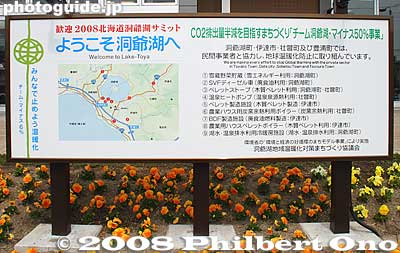 The summit welcome sign in front of JR Toya Station also lists environmental activities by local groups. Converting waste vegetable oil to diesel fuel, using snow for refrigeration, etc.
Keywords: hokkaido toyako-cho toya station train lake toya flowers