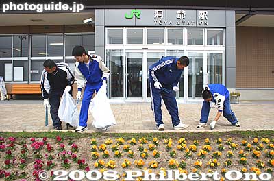 Local students from Abuta High School help beautify Toya Station.
Keywords: hokkaido toyako-cho toya station train flowers cleaning trash high school students