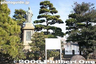 Statue of Nakabe Ikujiro (1866－1946) 中部幾次郎
A pioneer in building up Akashi's fisheries industry. Also a philanthropist who donated money to build schools in Akashi.
Keywords: hyogo prefecture akashi park