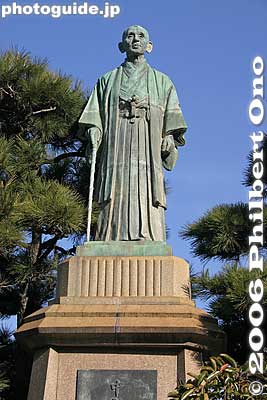 Statue of Nakabe Ikujiro (1866－1946) 中部幾次郎
A pioneer in building up Akashi's fisheries industry. Also a philanthropist who donated money to build schools in Akashi.
Keywords: hyogo prefecture akashi park