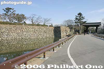 Path to Otemon Gate, the main gate to the castle. 大手門
Keywords: hyogo prefecture himeji castle national treasure