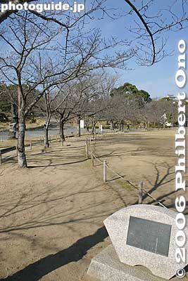 San no Maru cherry trees. The stone marker says that Himeji Castle is one of Japan's 100 Best Cherry Blossom Sites.
Keywords: hyogo prefecture himeji castle national treasure