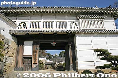 Hishi Gate, Important Cultural Property. Pass though this large gate to proceed to the Ni no Maru compound. 菱門
Keywords: hyogo prefecture himeji castle national treasure