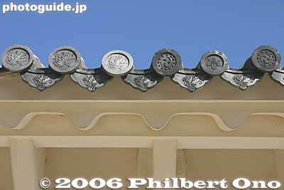 The family crest of the resident warlords who repaired the castle remain on the roof.
Keywords: hyogo prefecture himeji castle national treasure
