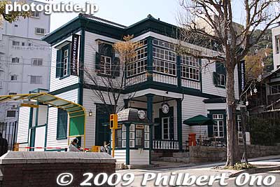 Kitanozaka slope goes to the Kitano-cho area of Western homes built in the late 19th and early 20th centuries. Many are very well-preserved and open to the public. This one has Starbucks. 北野坂（奥に北野物語館）
Keywords: hyogo kobe kitano-cho western homes houses foreigner settlement 
