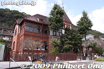 Weathercock House, built in 1909, is one of the main Western homes open to the public in Kobe's Kitano-cho. 旧トーマス住宅
Keywords: hyogo kobe kitano-cho western homes houses foreigner settlement japanhouse