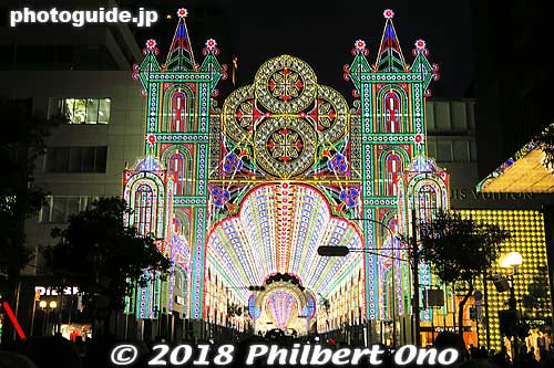 Entrance called the Frontone (フロントーネ). It looks like a cathedral. Very impressive.
Keywords: hyogo kobe motomachi luminarie holiday lights illumination