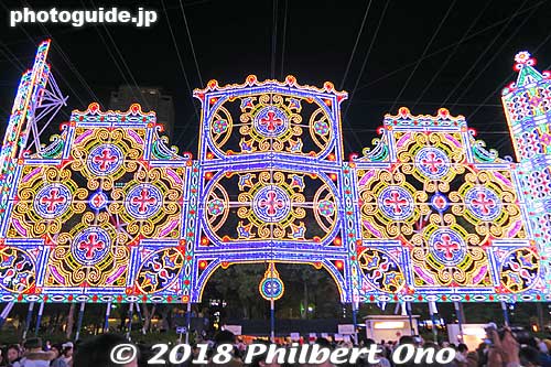 This park has twin walls of lights called "Spalliera" (スパッリエーラ). It's like a decorated backboard.
Keywords: hyogo kobe motomachi luminarie holiday lights illumination