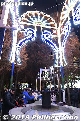 People lined up to donate money and ring this bell.
Keywords: hyogo kobe motomachi luminarie