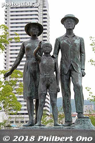 Japanese emigrant family going to South America. "From Kobe to the World"
Keywords: kobe chuo-ku meriken park japansculpture