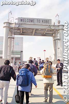 Kobe Port. Most of the people entering Kobe during this time were relatives and friends of Kobe residents, bringing relief goods.
Keywords: hyogo kobe sannomiya hanshin earthquake 
